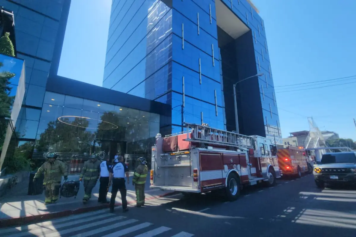 El incendio afectó el cuarto nivel del edificio ubicado en la zona 10., Bomberos Voluntarios