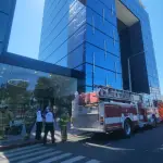 El incendio afectó el cuarto nivel del edificio ubicado en la zona 10. ,Bomberos Voluntarios