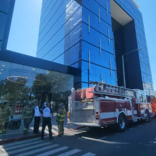 El incendio afectó el cuarto nivel del edificio ubicado en la zona 10. ,Bomberos Voluntarios