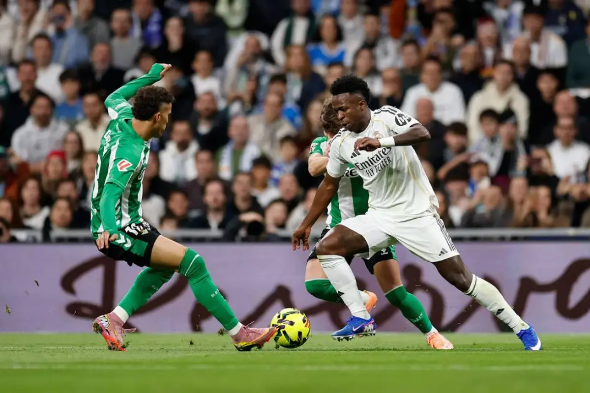Vinícius en el partido entre Real Madrid y Betis en el Estadio Santiago Bernabéu - Real Madrid C.F.