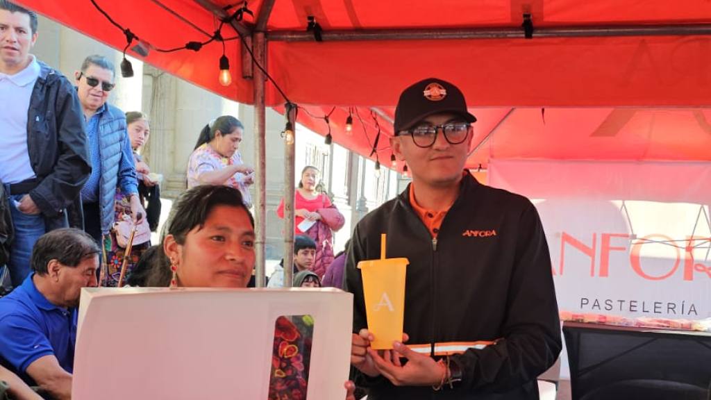 Cientos disfrutan Rosca de Reyes gigante de Anfora | Willber Colloy. 