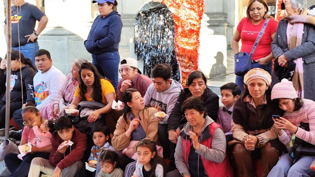 Cientos disfrutan Rosca de Reyes gigante de Anfora | Willber Colloy. 