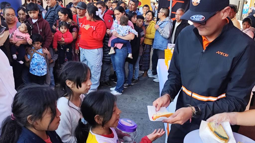 Cientos disfrutan Rosca de Reyes gigante de Anfora | Willber Colloy. 