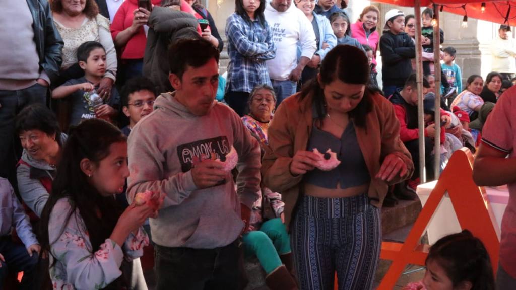 Cientos disfrutan Rosca de Reyes gigante de Anfora | Willber Colloy. 