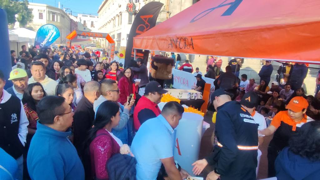 Cientos disfrutan Rosca de Reyes gigante de Anfora | Willber Colloy. 