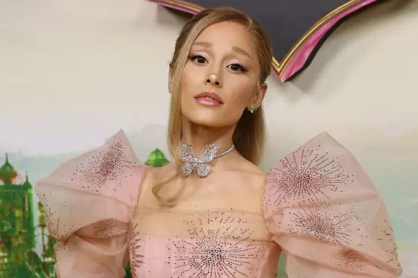 Así sorprendió Ariana Grande con su nuevo estilo en los Critics Choice 2026