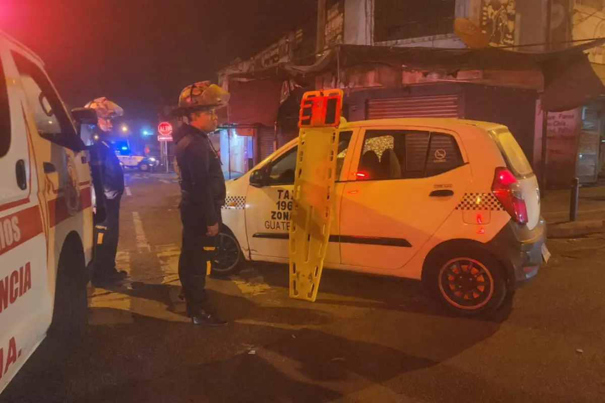 El cuerpo del conductor fue localizado dentro del taxi., Bomberos Voluntarios