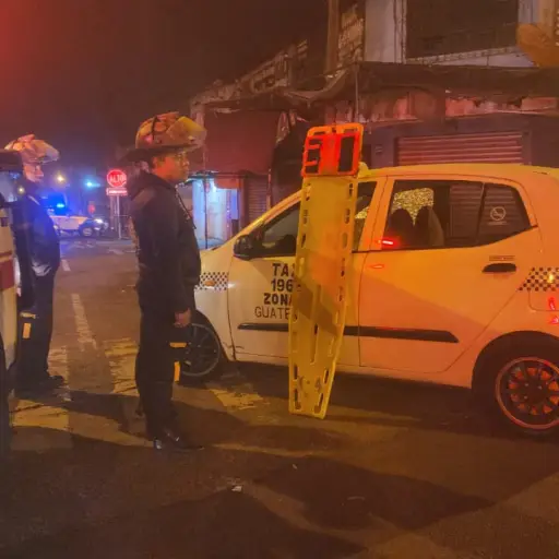 El cuerpo del conductor fue localizado dentro del taxi. ,Bomberos Voluntarios