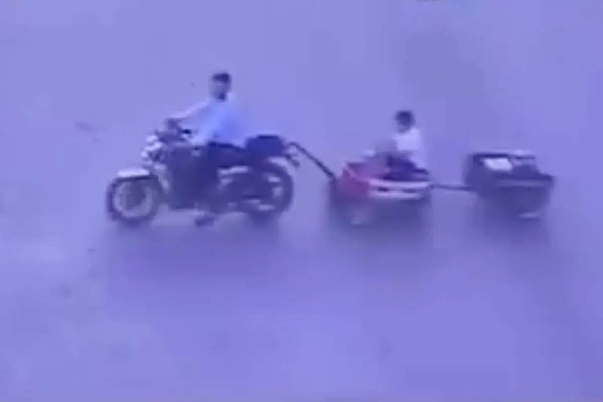 Motorista arriesga a menor en ruta a Palín., Captura de pantalla video X.