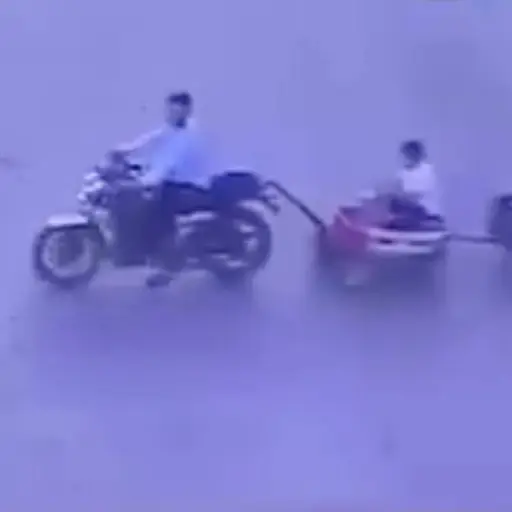 Motorista arriesga a menor en ruta a Palín. ,Captura de pantalla video X.