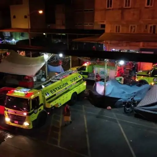 Los bomberos trasladaron unidades contra incendios y de abastecimiento para atender la emergencia en el mercado La Terminal. ,Bomberos Municipales