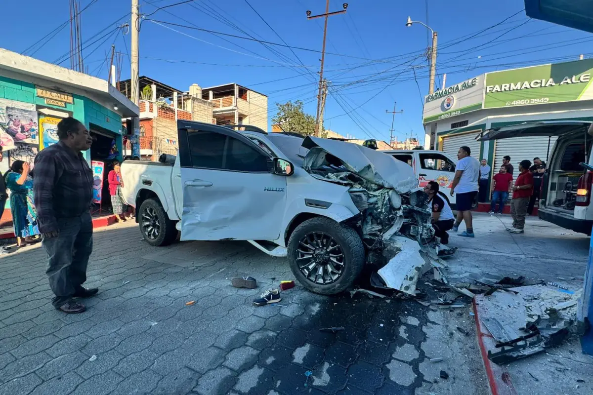 ideos muestran a piloto de picop atropellando a dos personas., Canal 100Tv Chinique.