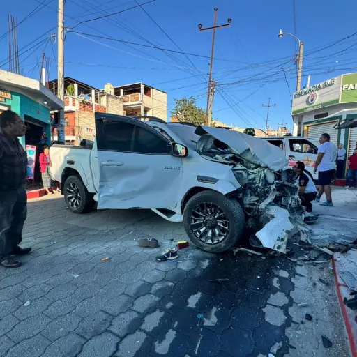 ideos muestran a piloto de picop atropellando a dos personas. ,Canal 100Tv Chinique.