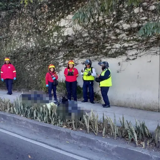 Varias bolsas negras fueron encontradas en la zona 4 de Mixco. ,Bomberos Municipales
