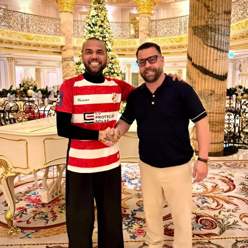 Dani Alves adquiere un club de futbol en Portugal - Sporting Sao João de Ver