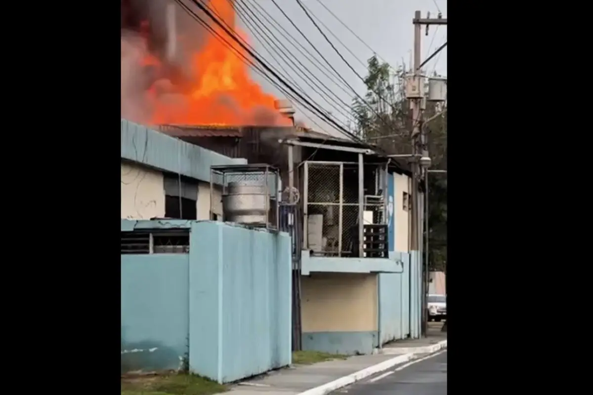 Buscan controlar incendio en bodegas de zona 11