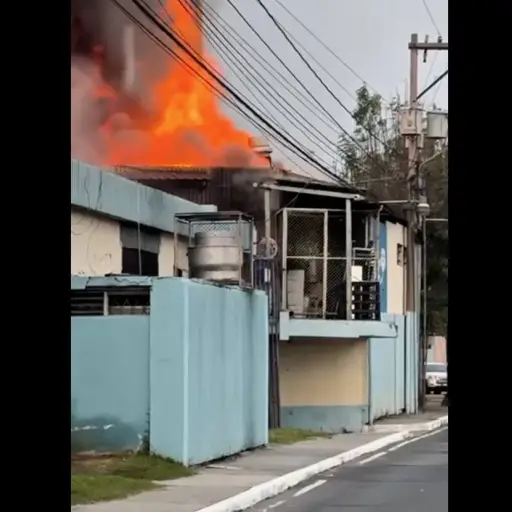 Buscan controlar incendio en bodegas de zona 11