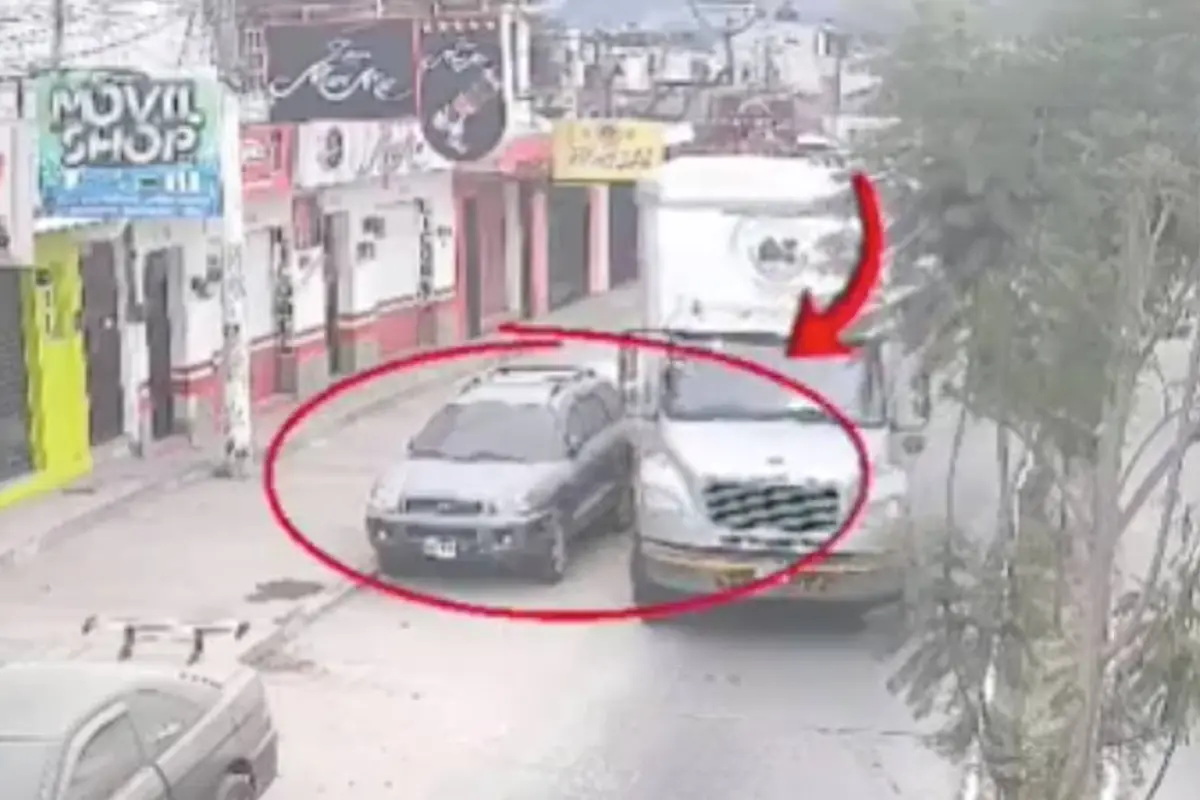 Video muestra a camión que daña varios vehículos estacionados en Quetzaltenango., Captura de pantalla video X.