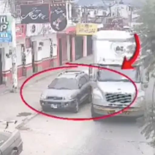 Video muestra a camión que daña varios vehículos estacionados en Quetzaltenango. ,Captura de pantalla video X.