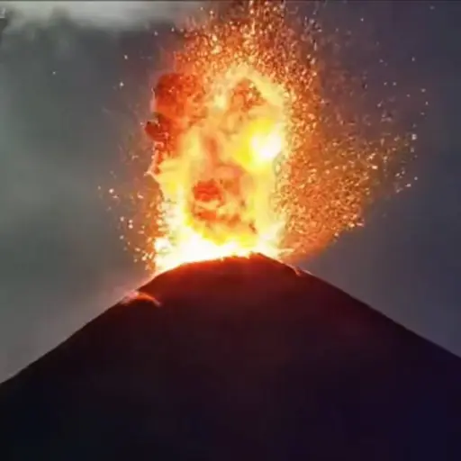 Erupción del Volcán de Fuego queda documentada en video. ,Captura de pantalla video X.