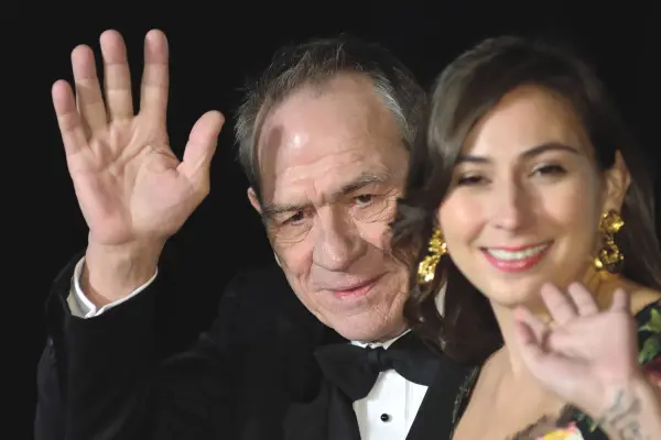 Filtran llamada de emergencia tras encontrar el cuerpo de la hija de Tommy Lee Jones
