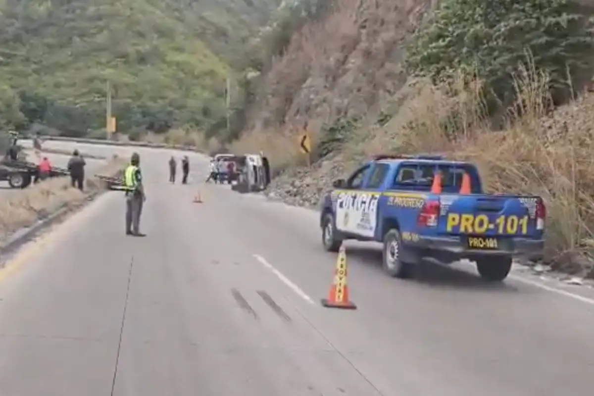 El picop quedó volcado sobre la cinta asfáltica en la ruta al Atlántico., Provial