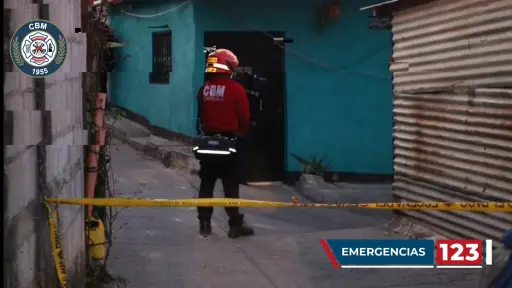 El cuerpo de la víctima fue dejado en la vía pública de la zona 21. ,Bomberos Municipales