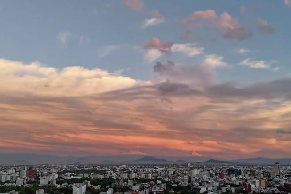 Usuarios registran llamativas nubes antes del fuerte sismo en México., Captura de pantalla video X.