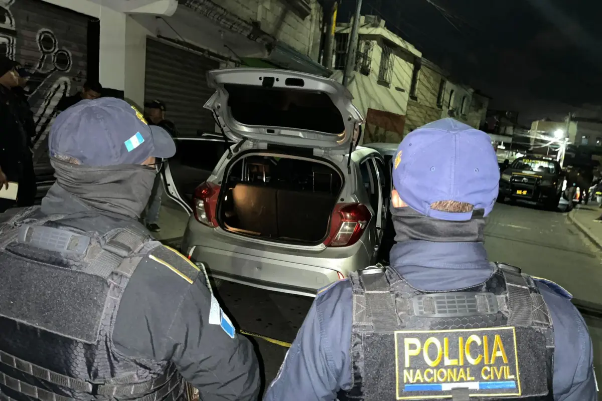 Los cuatro sospechosos intentaron escapar a bordo de un vehículo, pero los agentes les dieron persecución., PNC