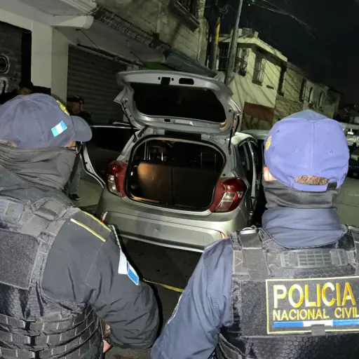Los cuatro sospechosos intentaron escapar a bordo de un vehículo, pero los agentes les dieron persecución. ,PNC