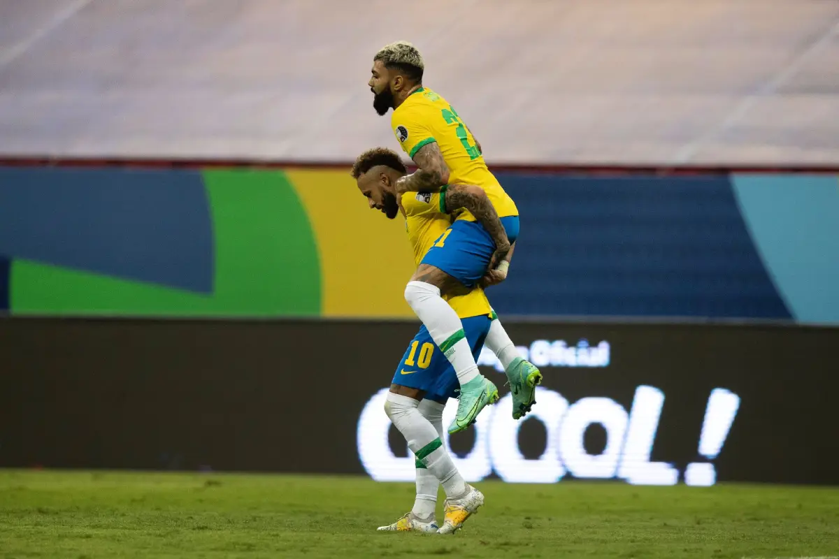 Gabriel Barbosa 'Gabigol' celebra un gol junto a Neymar Jr. - Gabigol