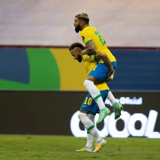 Gabriel Barbosa 'Gabigol' celebra un gol junto a Neymar Jr. - Gabigol
