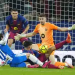 Joan García sostiene al Barça y lo conduce al triunfo en el derbit