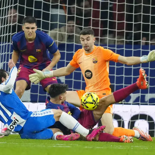 Atajada de Joan García en el Derbi Catalán ante el Espanyol - EFE