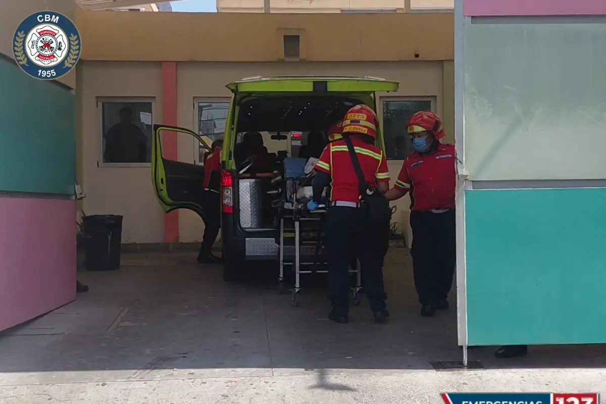 Un menor fue trasladado desde la zona 9 capitalina hacia el hospital general San Juan de Dios tras sufrir quemaduras por uso de pirotecnia. , Bomberos Municipales