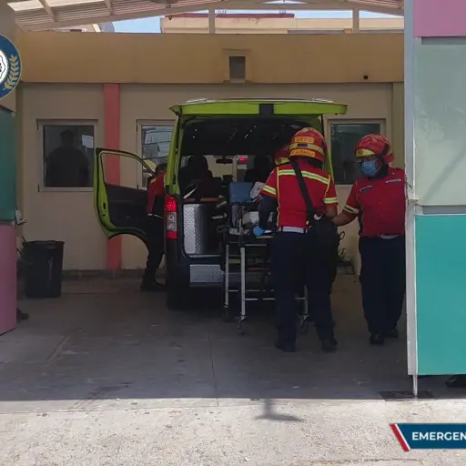 Un menor fue trasladado desde la zona 9 capitalina hacia el hospital general San Juan de Dios tras sufrir quemaduras por uso de pirotecnia.  ,Bomberos Municipales