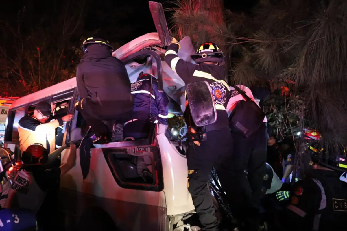 Los bomberos utilizan equipo de extracción vehicular para liberar a personas atrapadas tras el accidente en la bajada de Las Cañas., Bomberos Municipales Departamentales