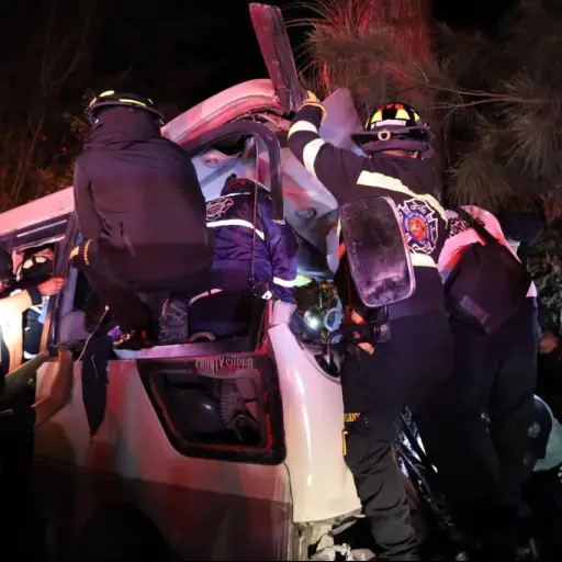 Los bomberos utilizan equipo de extracción vehicular para liberar a personas atrapadas tras el accidente en la bajada de Las Cañas. ,Bomberos Municipales Departamentales