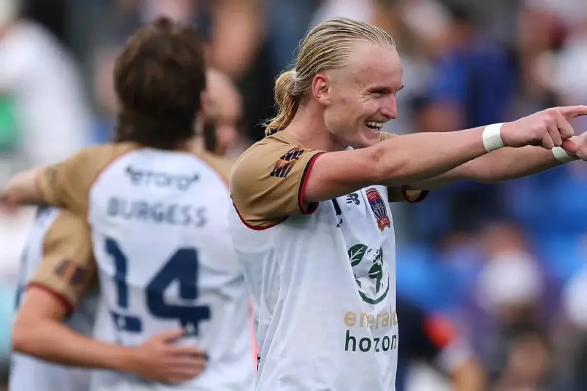 Lachlan Rose anotó el primer gol oficial de 2026 en la victoria de Newcastle Jets por 3-1 como visitante ante Auckland FC - Newcastle Jets