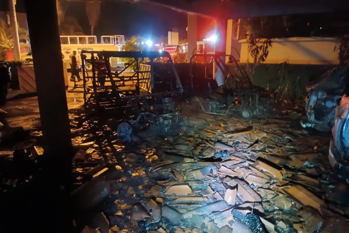 El incendio consumió vehículos, cuatrimotos, una moto acuática y otros elementos en Puerto San José., Bomberos Voluntarios