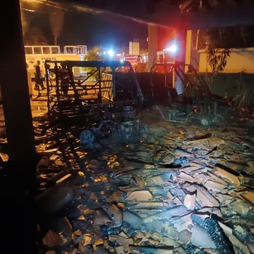 El incendio consumió vehículos, cuatrimotos, una moto acuática y otros elementos en Puerto San José. ,Bomberos Voluntarios