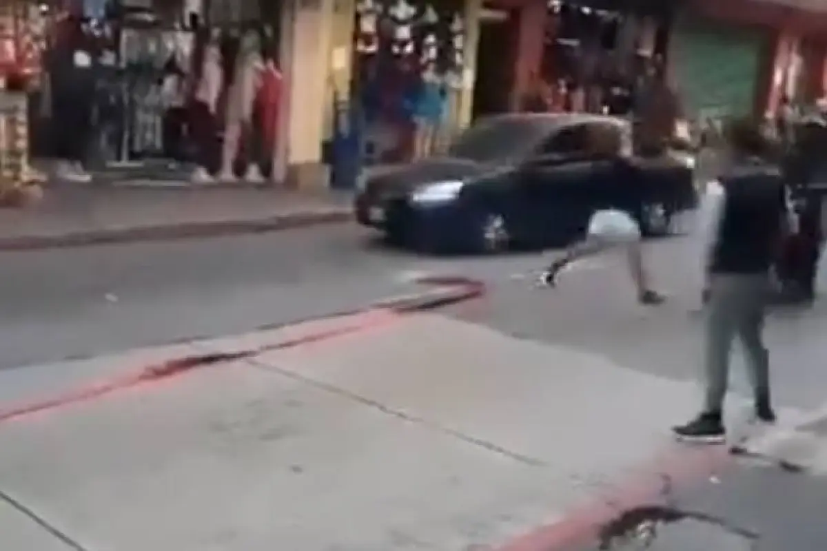Hombre quema "ametralladora" a media calle y provoca accidente de moto, Captura de pantalla de la red social X