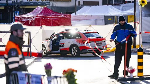 Policías inspeccionan la zona del incendio en un bar y salón tras una explosión en Crans-Montana, Suiza, el 1 de enero de 2026. ,EFE