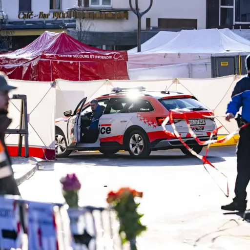 Policías inspeccionan la zona del incendio en un bar y salón tras una explosión en Crans-Montana, Suiza, el 1 de enero de 2026. ,EFE