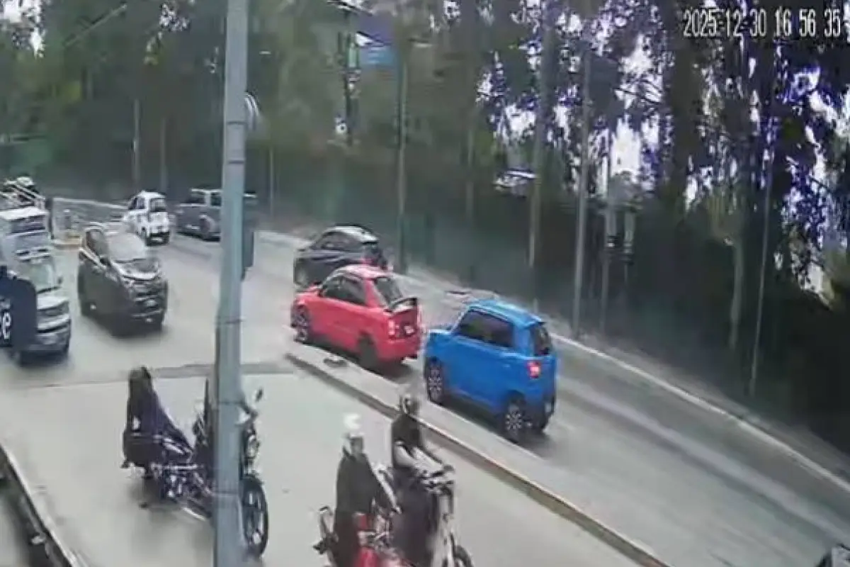 Motorista pierde equilibrio y sufre caída en zona 6, Captura de pantalla de Facebook