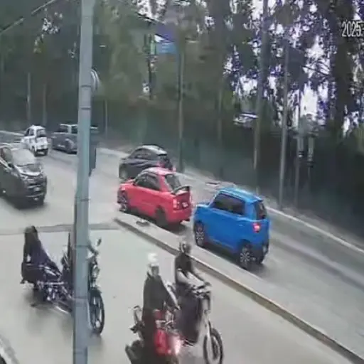 Motorista pierde equilibrio y sufre caída en zona 6 ,Captura de pantalla de Facebook