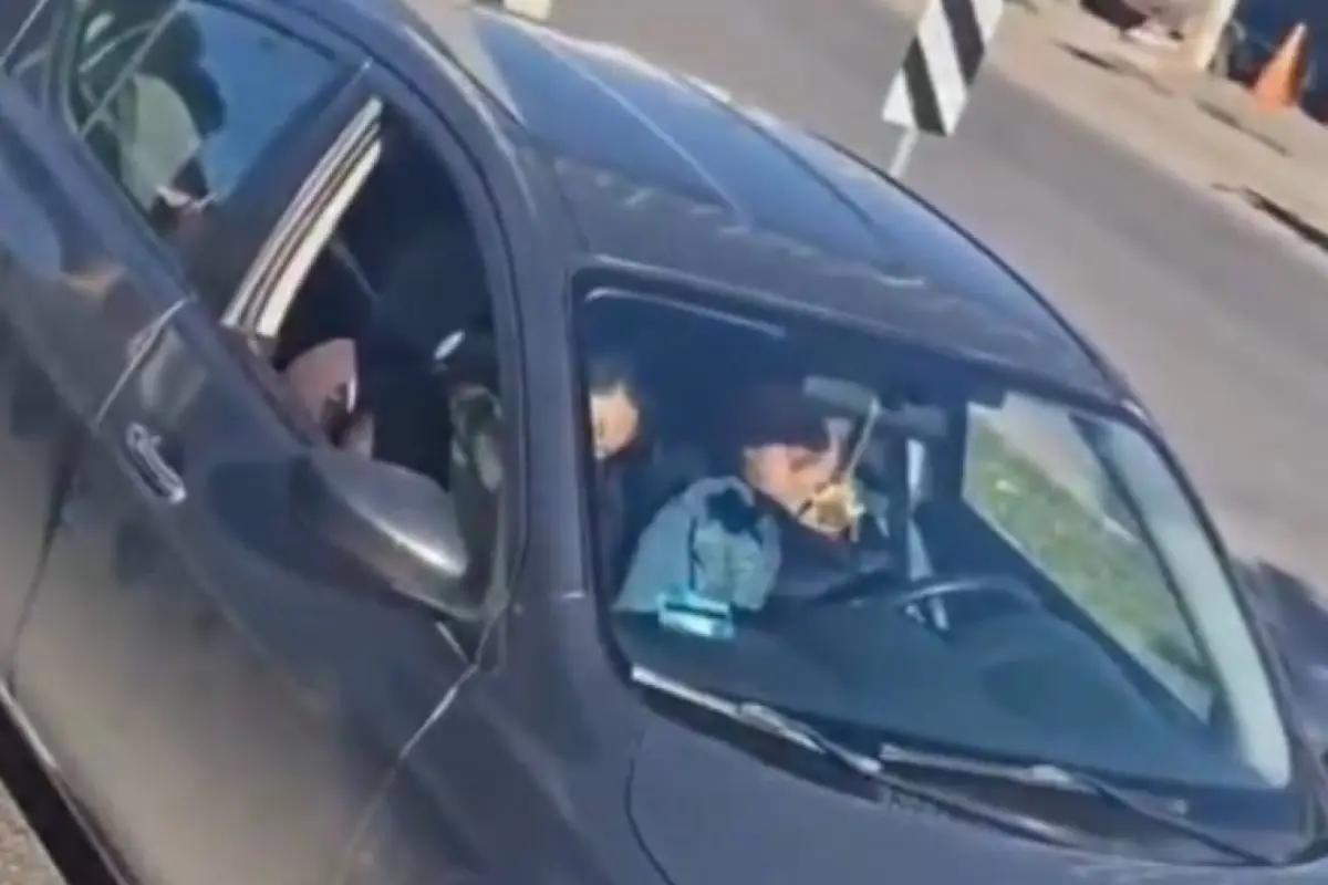 Mujeres se duermen en pleno tráfico esperando el semáforo, Captura de pantalla de la red social X