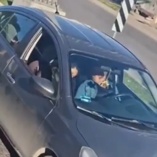 Mujeres se duermen en pleno tráfico esperando el semáforo ,Captura de pantalla de la red social X