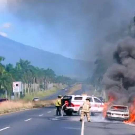 Carro se incendia en autopista Palín-Escuintla ,Bomberos Voluntarios