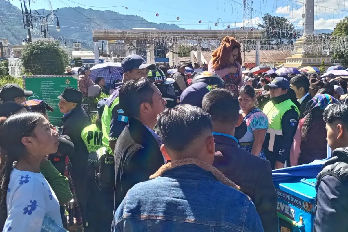 Las personas se conglomeraron al observar la tensa situación en el lugar., Bomberos Voluntarios
